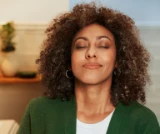 Image d'une femme qui se sent soulager