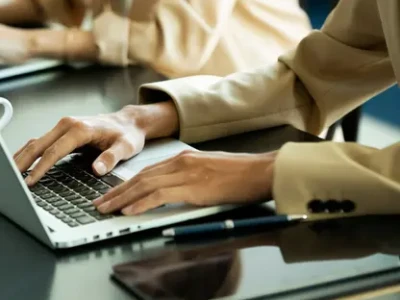 orang bekerja di laptop dengan jadwal padat dan risiko sembelit