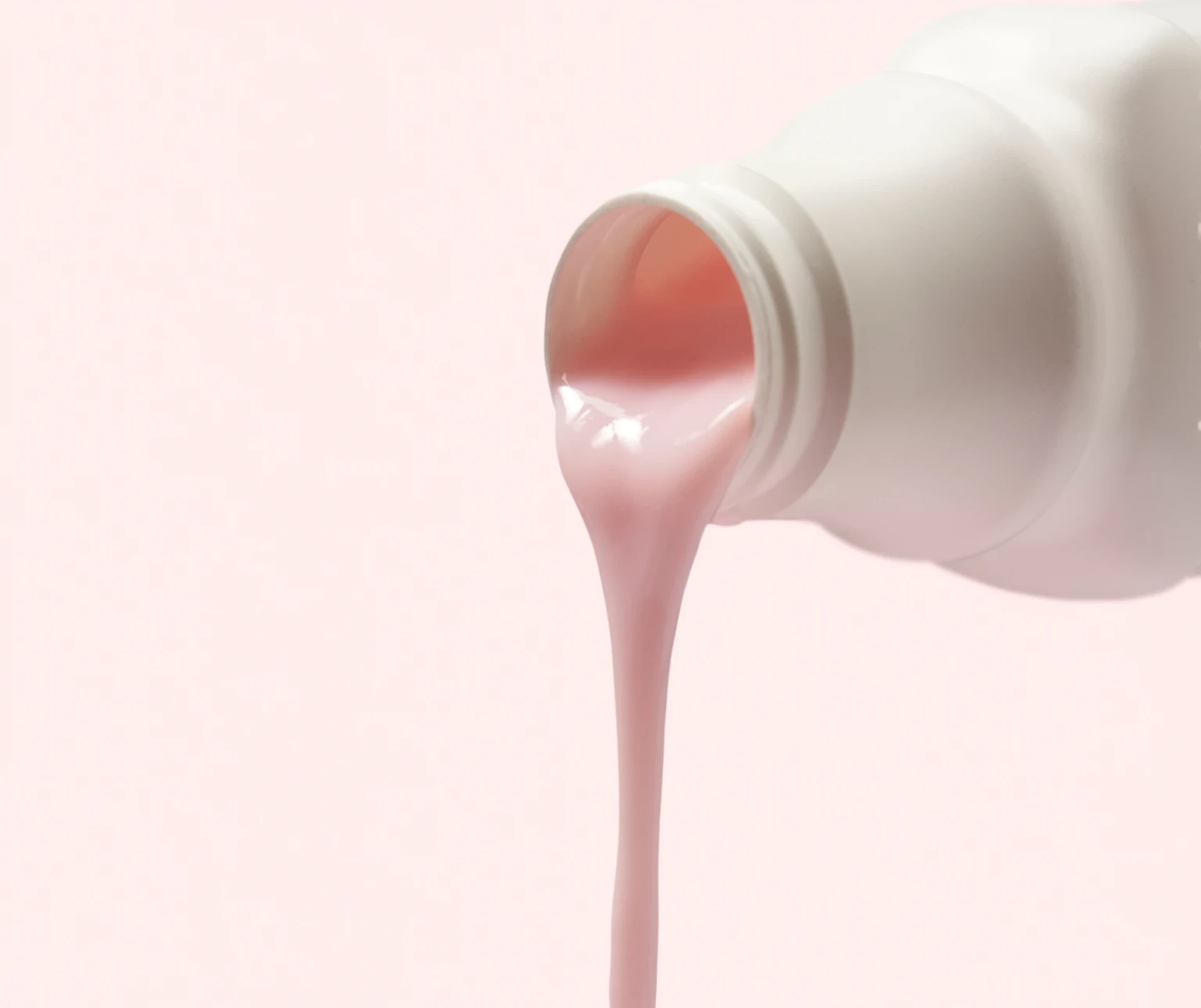 Photo de DulcoLax Liquide versé devant un fond rose pâle