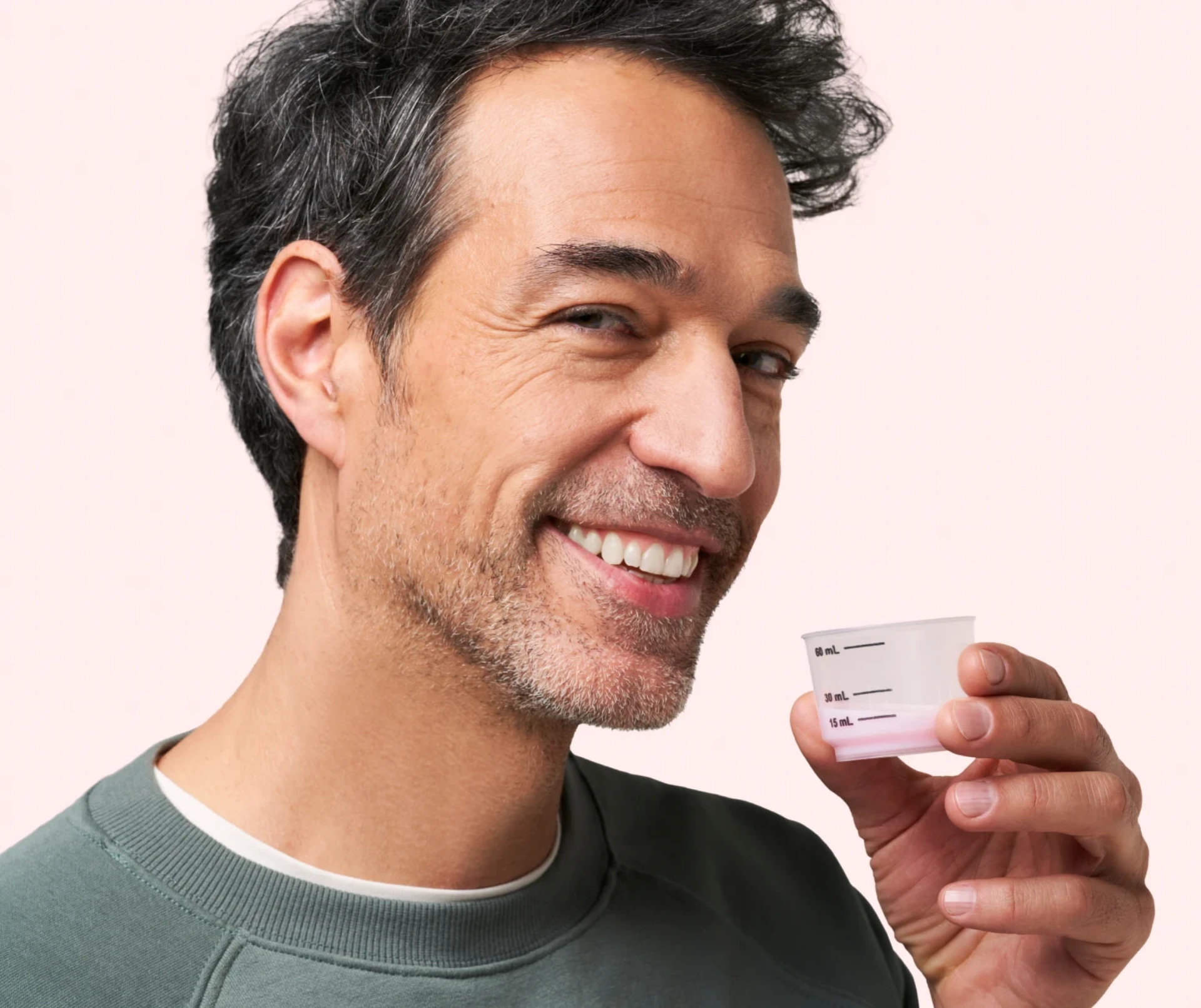 Homme souriant qui prend du DulcoLax Liquide