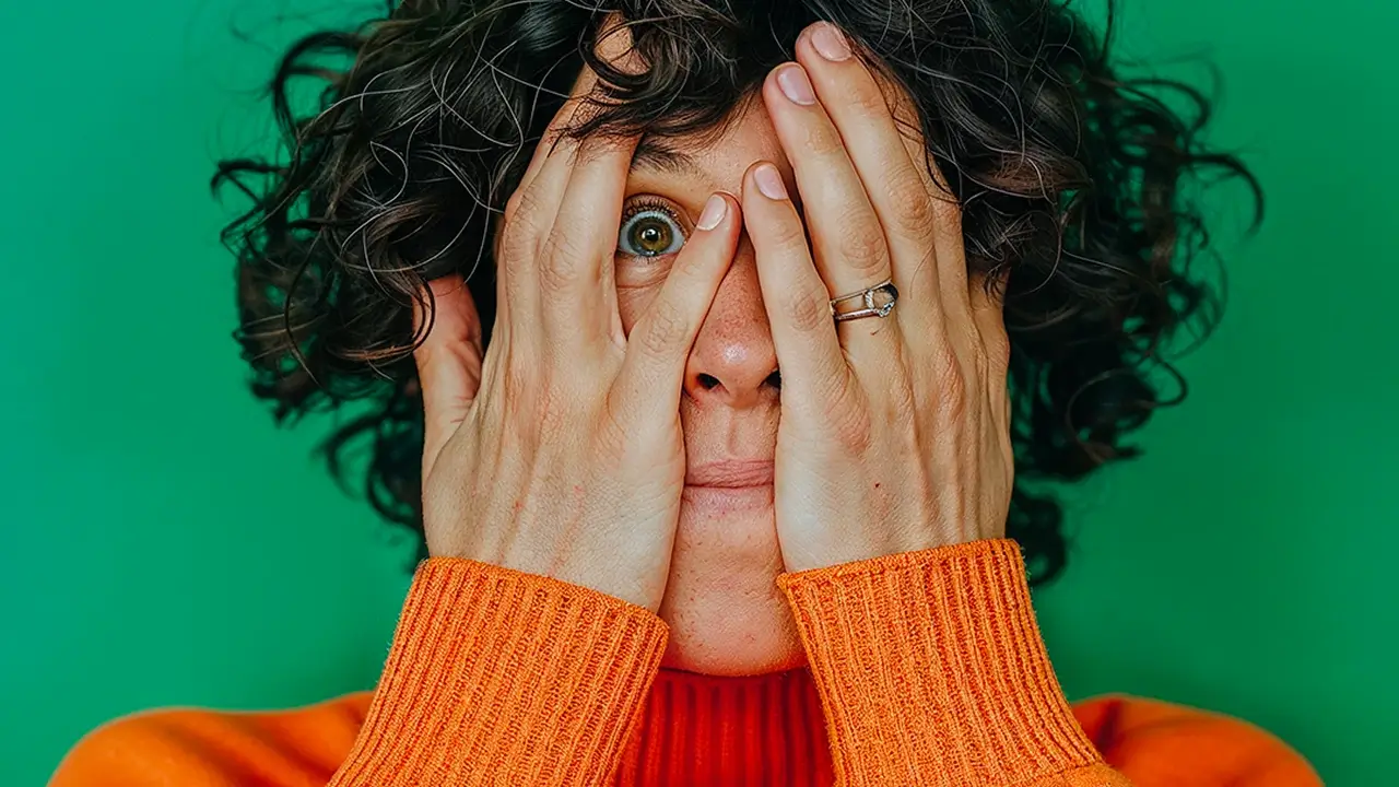 Elderly man running through a forest, wearing a green shirt and a smartwatch.